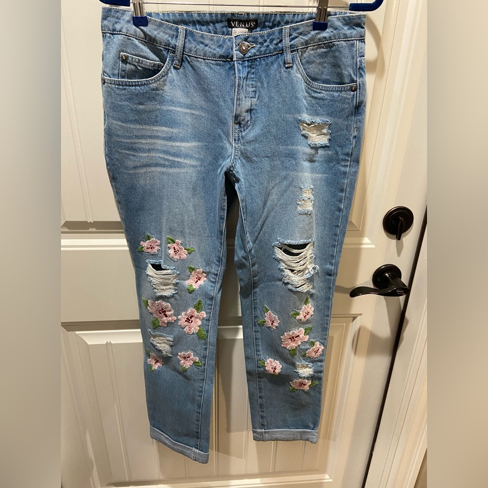 NWOT Venus jeans embroidered flowers size 8